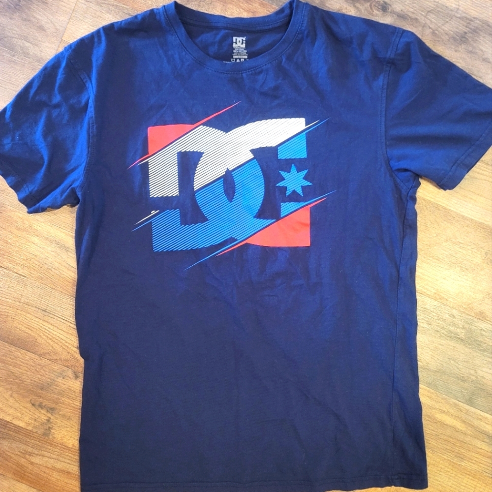 DC mens short sleeve shirt, Large. Navy blue